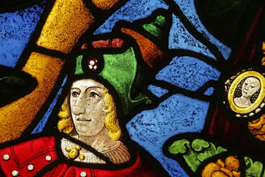 Fenster mit Darstellung des Jessebaums: ein Prophet